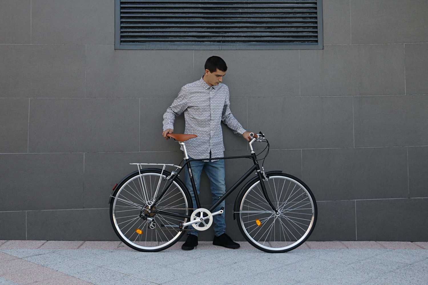Cesta y Parrilla Fabric City Classic- Bicicleta de Paseo Urbana Vintage Retro Bicicleta de Ciudad con Cambios Shimano Sillín cómodo y Confortable.